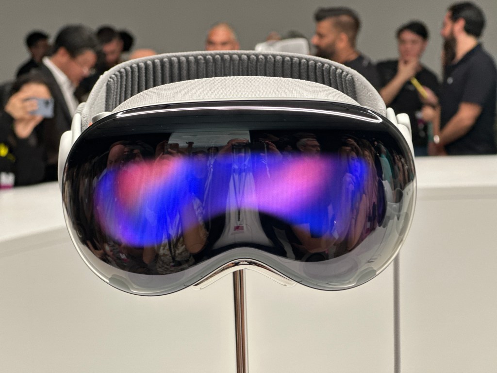 Apple Vision Pro košta 3500 dolara i nema poentu