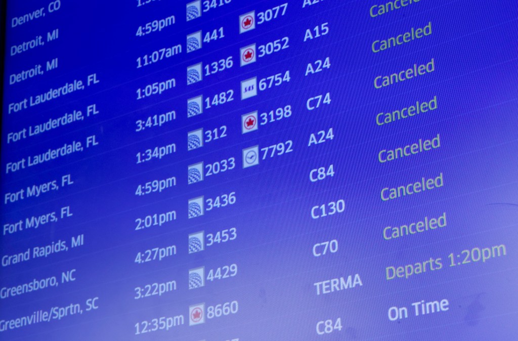Thousands of Flight Cancellations FAA’s Fault, United CEO Alleges