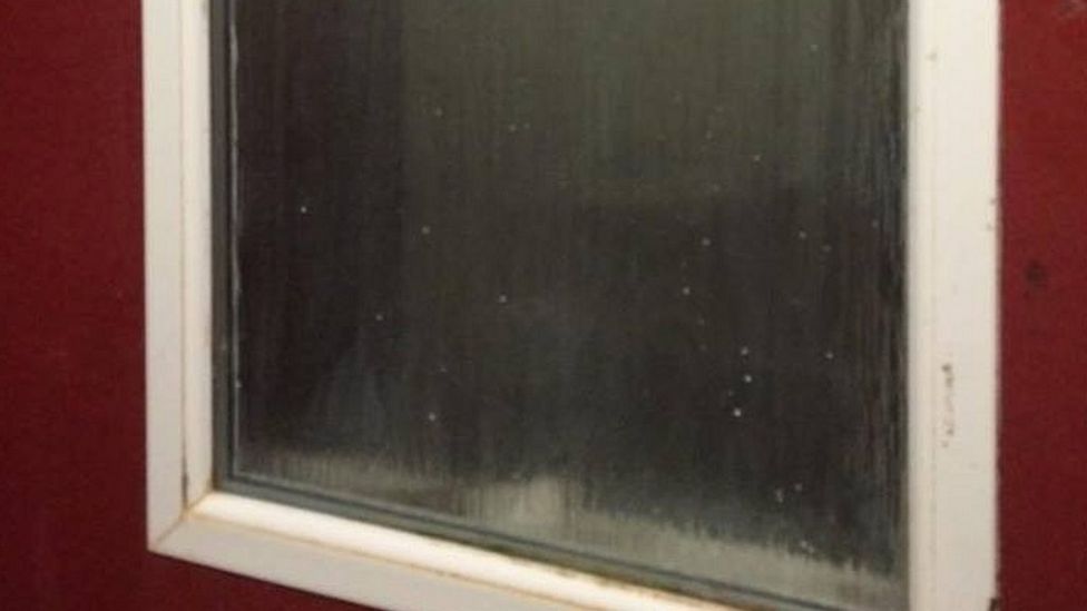 Foto von einem Fenster mit Milchglasscheibe