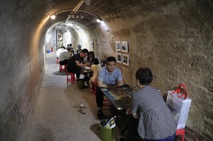 防空壕　避暑　中国　異常気象　暑い　猛暑　地球温暖化