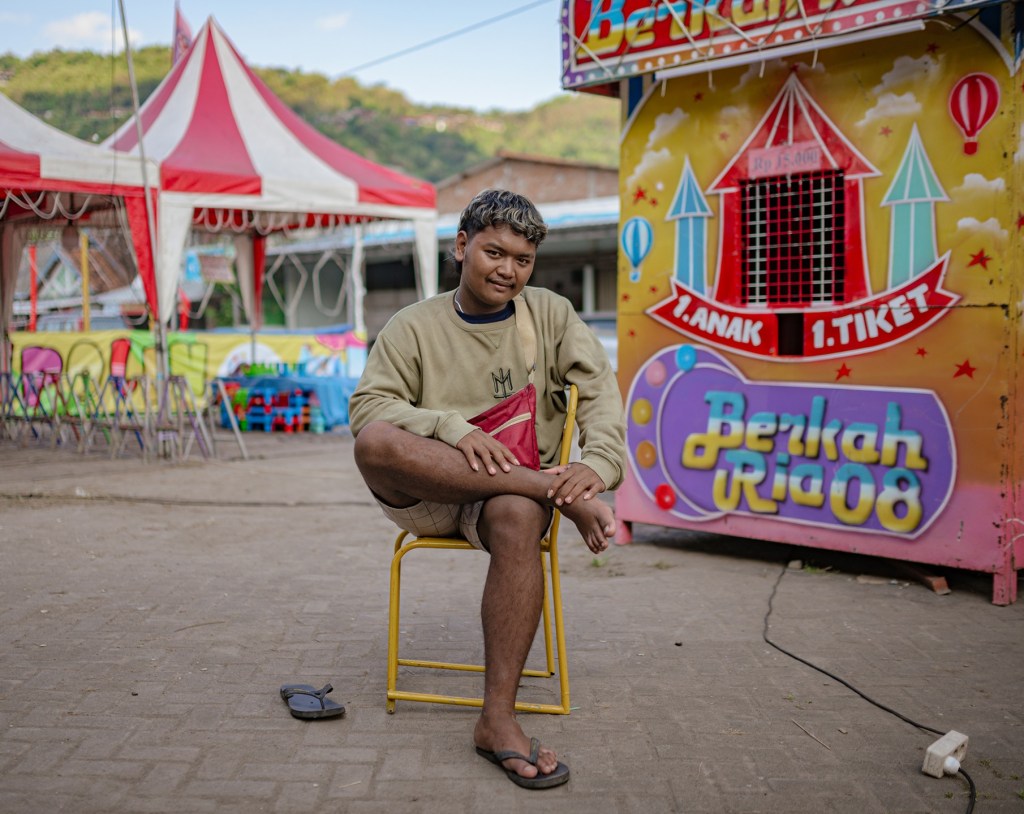 Sehari dalam Hidup Pemuda Pekerja Pasar Malam Keliling