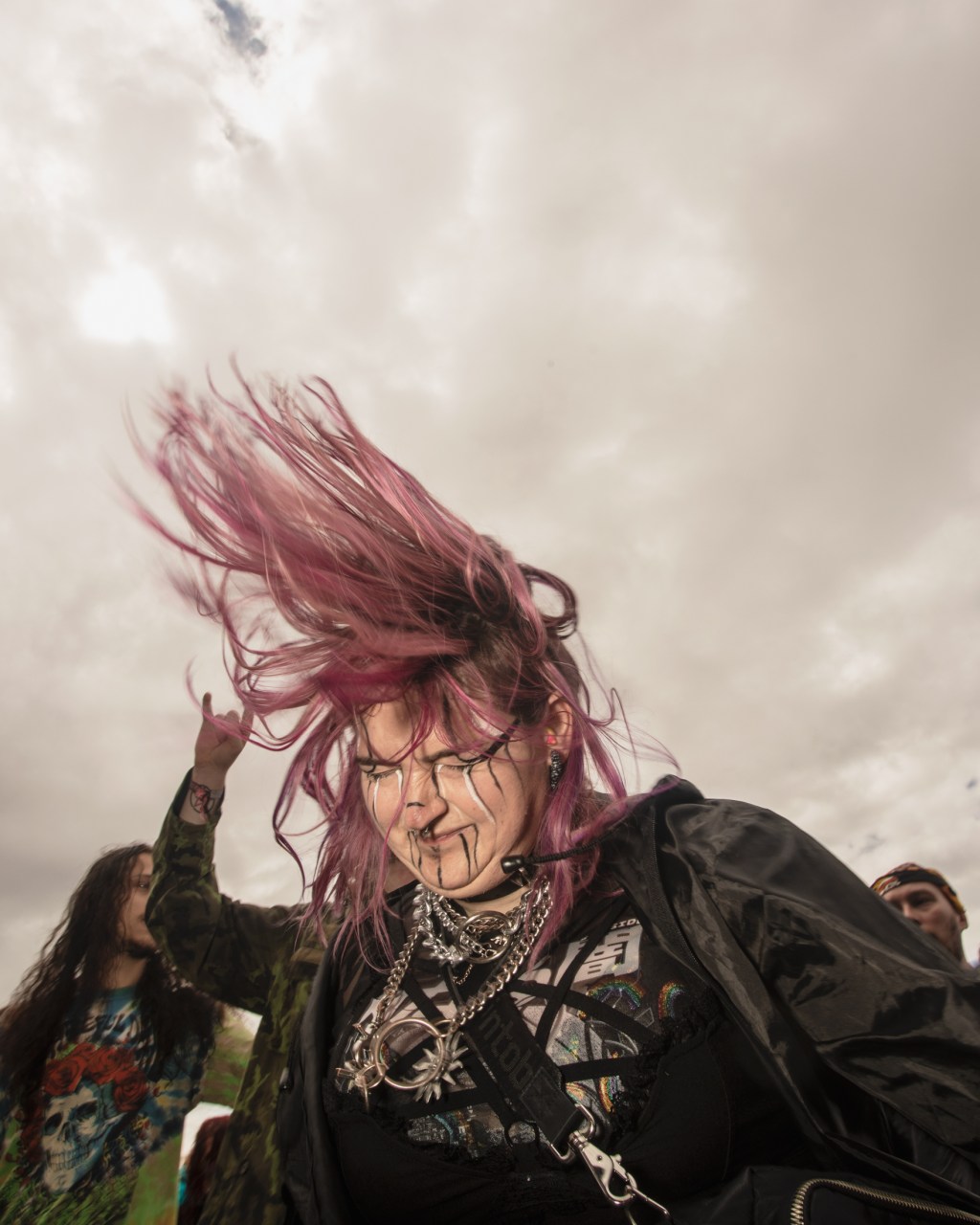 Fotos von glücklichen Headbangerinnen und Headbangern
