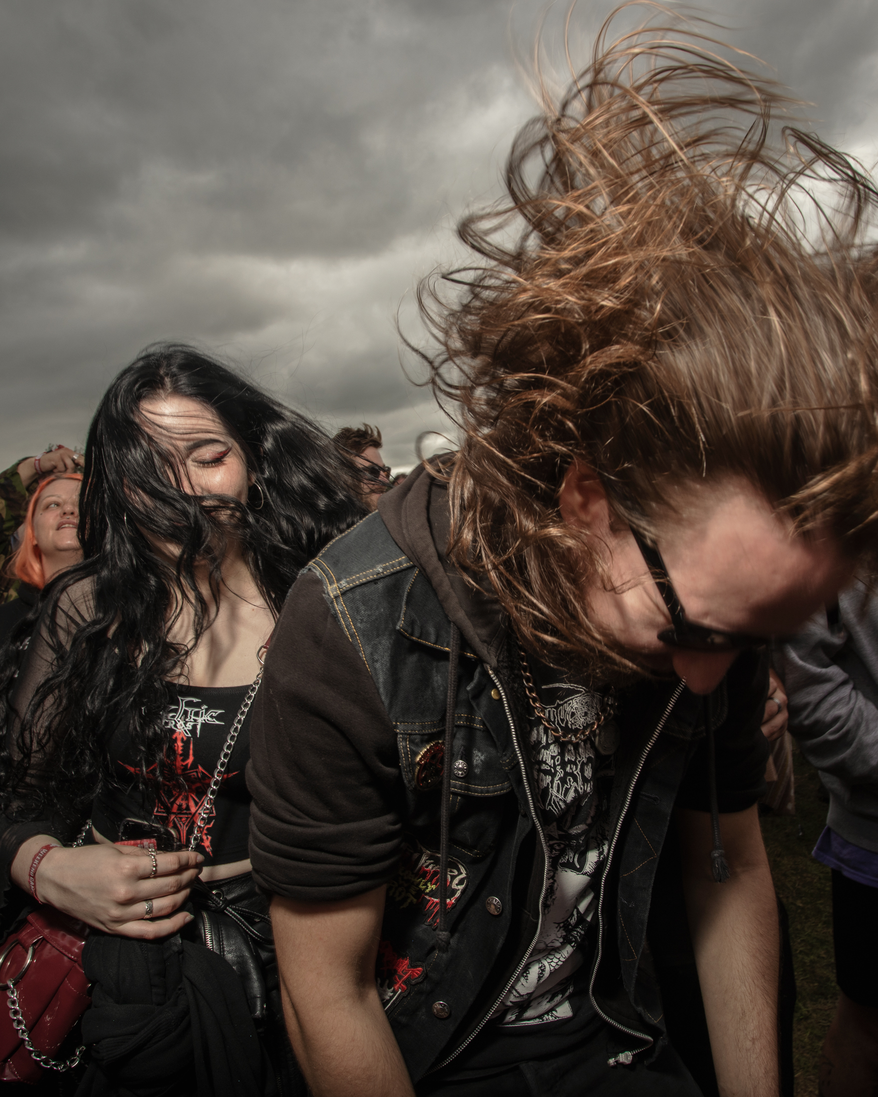 Ein Pärchen in Metalshirts schleudert die Haare