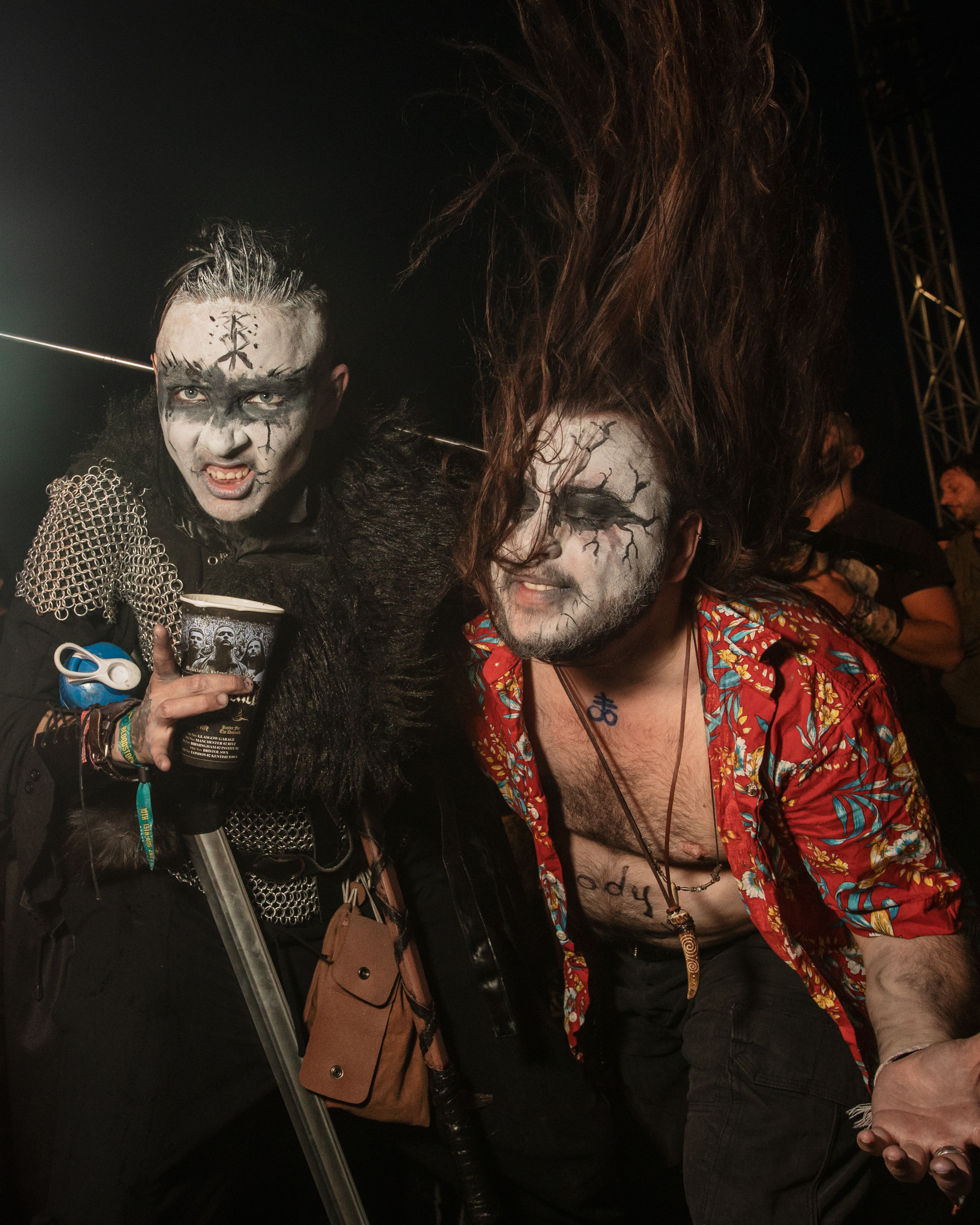 Zwei Menschen mit Corpse Paint beim Headbangen