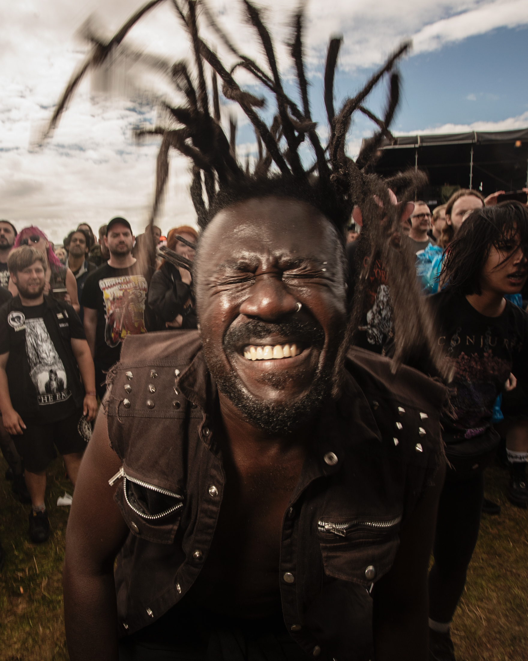 Ein Mann mit Dreads beim energischen Headbangen mit geschlossenen Augen
