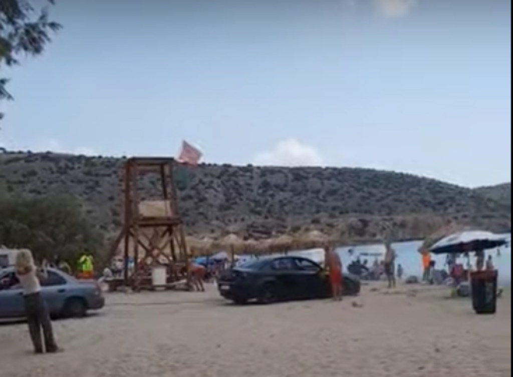 Βάρκιζα: Οδηγός Πάρκαρε το Αμάξι του Δίπλα στις Ξαπλώστρες και Κόλλησε στην Άμμο