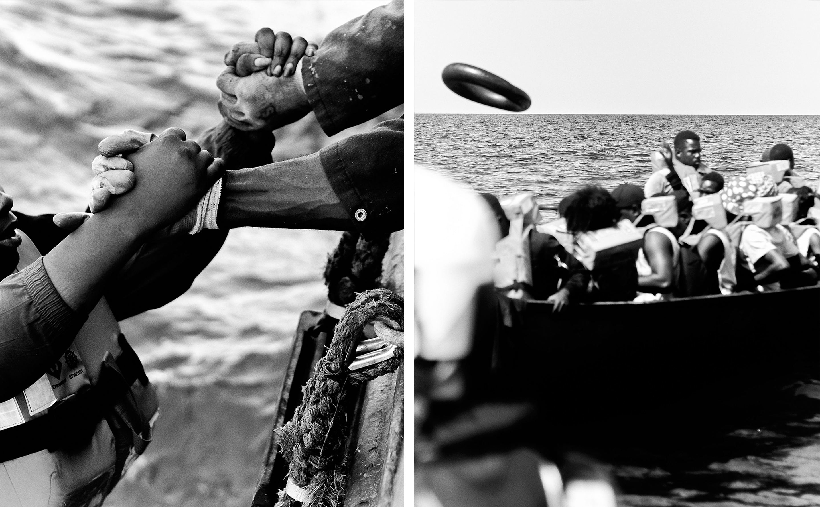 Hände greifen sich. Menschen werden von einem Boot auf ein anderes gezogen (l.). Ein Rettungsreifen fliegt durch die Luft. Im Boot darunter sitzen viele Schutzbedürftige.