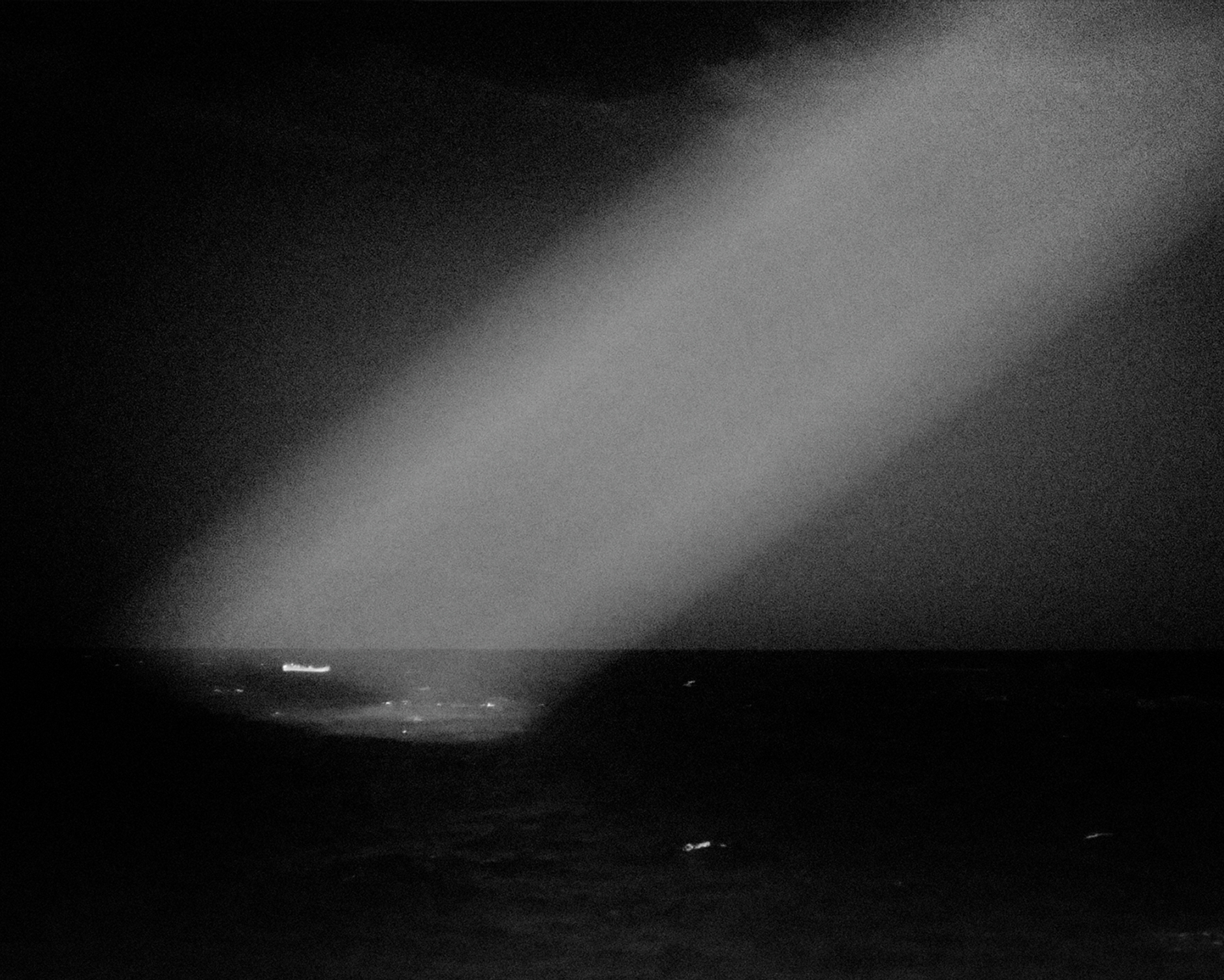 Ein kleines Boot wird mit Licht angestrahlt.