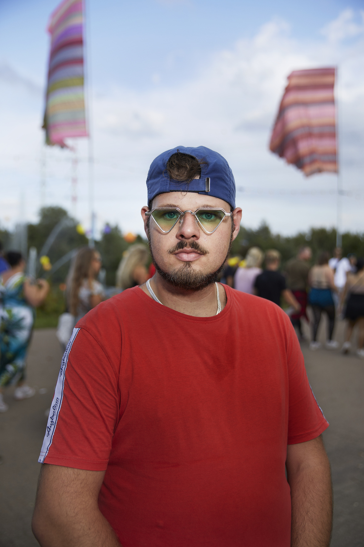 Ein Mann im roten Tshirt