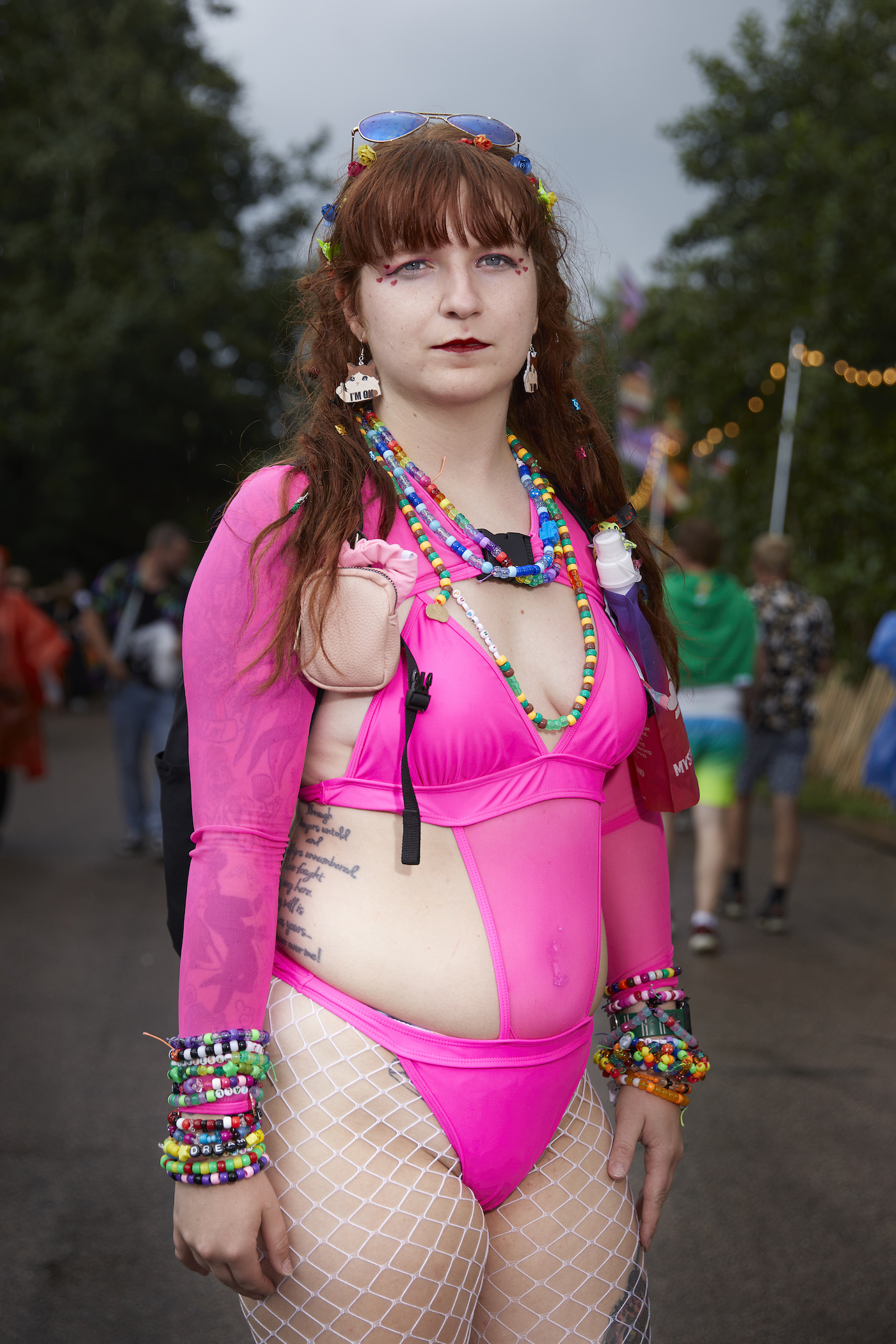 Eine Frau im pinken Outfit