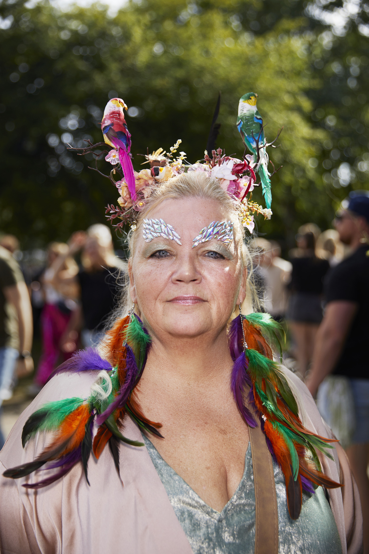 Eine Frau mit buntem Federschmuck