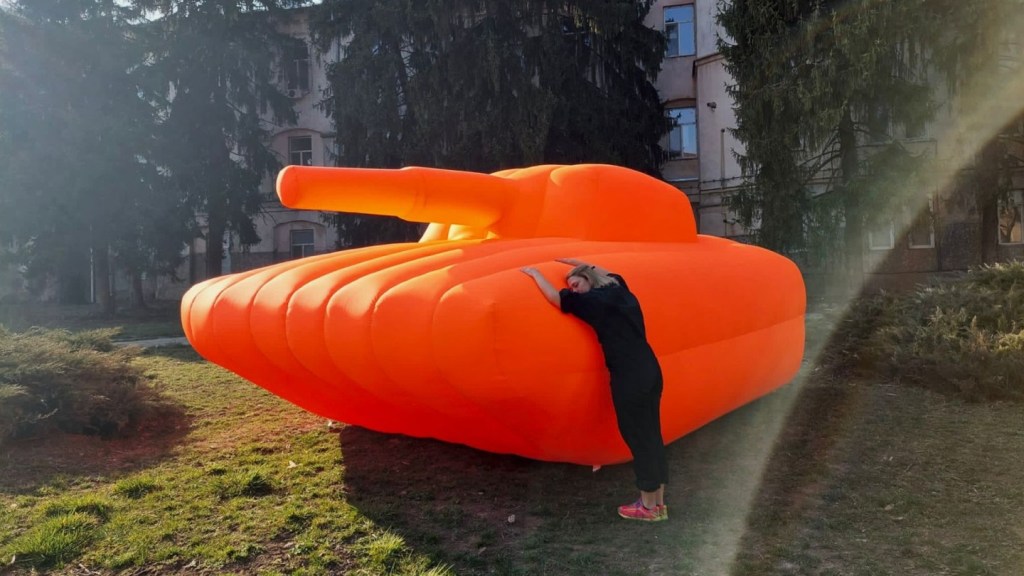 Artista care aduce împreună introvertiți, reziduuri din cultura pop românească și staruri improbabile
