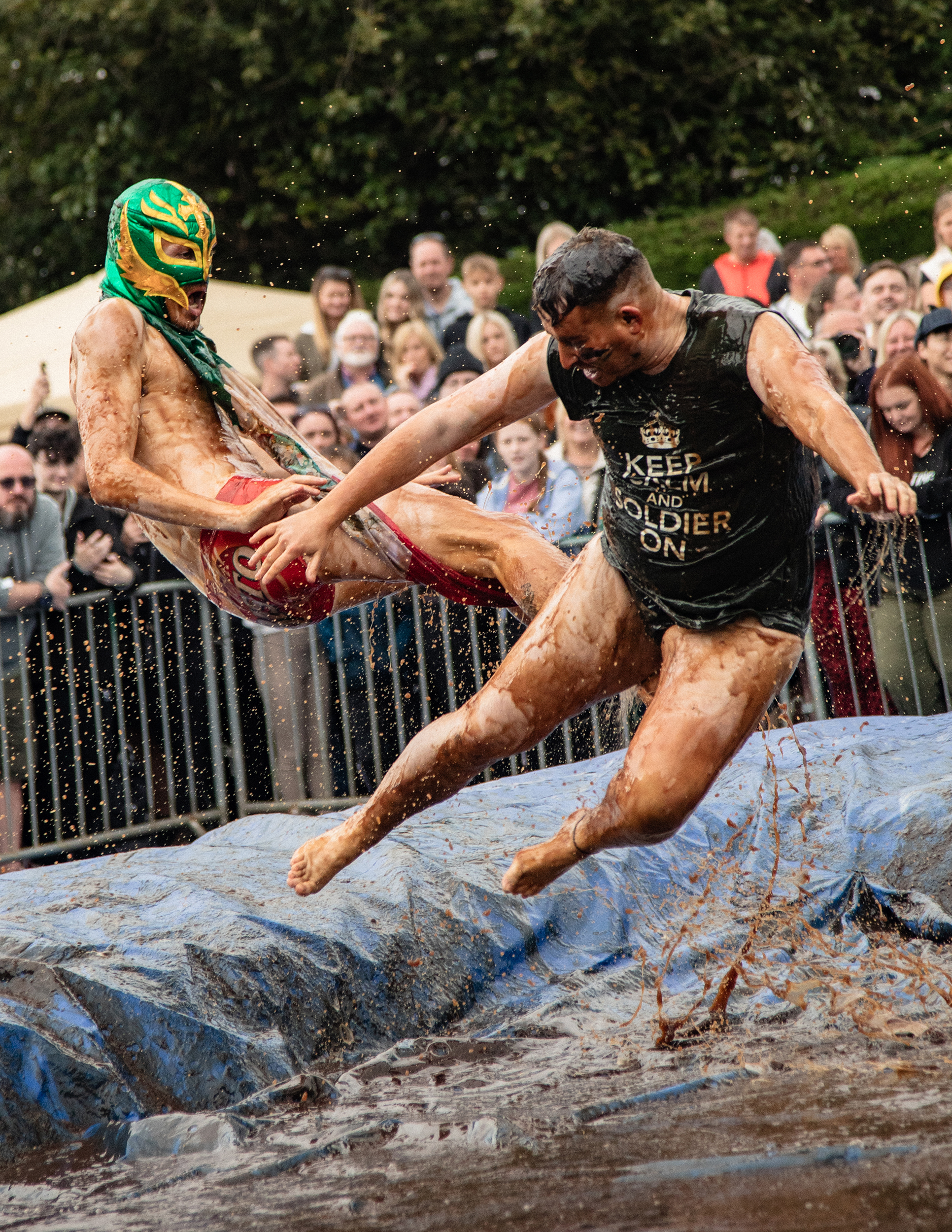 Bratensoßen-Wrestling-WM – Zwei Männer die in einem mit Bratensoße gefüllten Wrestling-Ring miteinander ringen