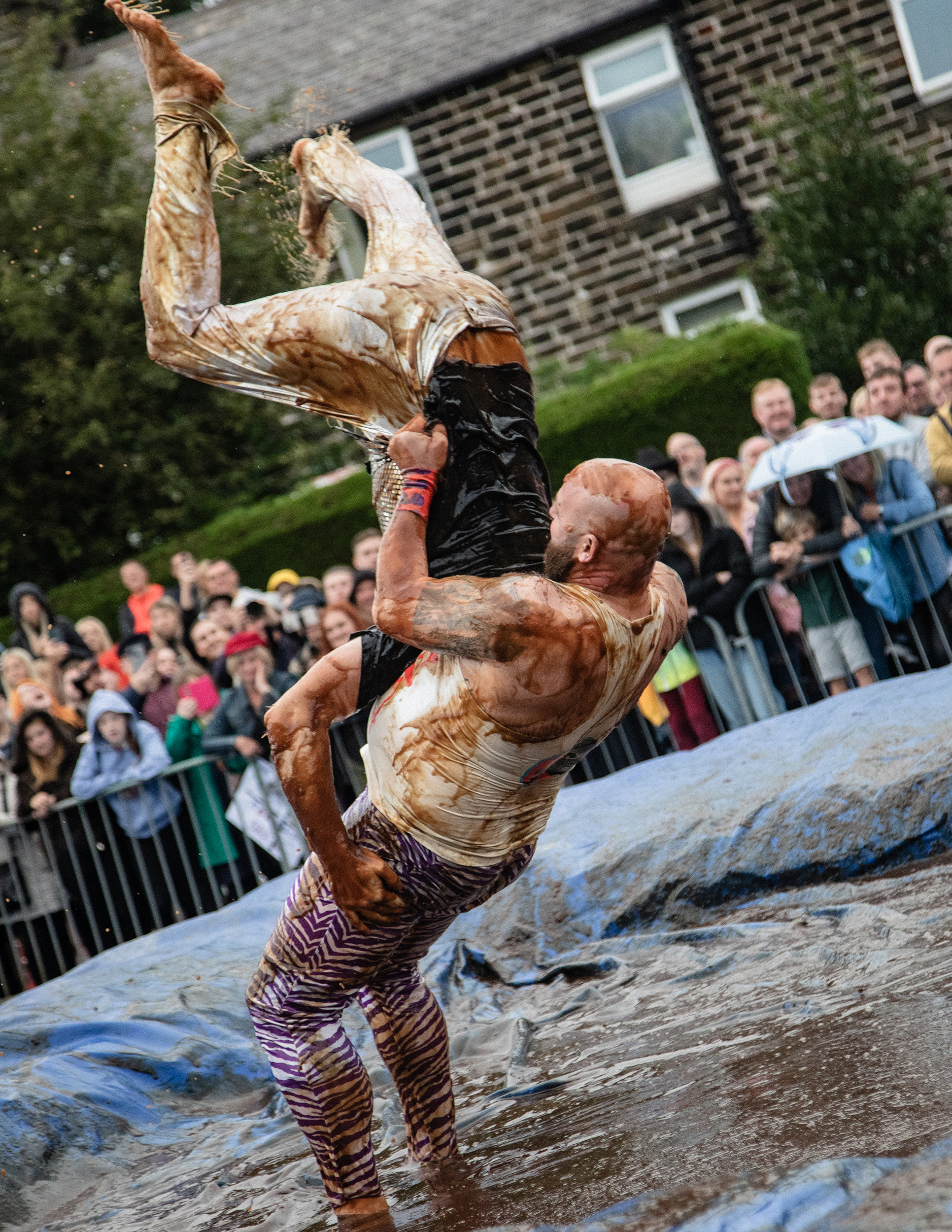 Bratensoßen-Wrestling-WM – Zwei Männer die in einem mit Bratensoße gefüllten Wrestling-Ring miteinander ringen