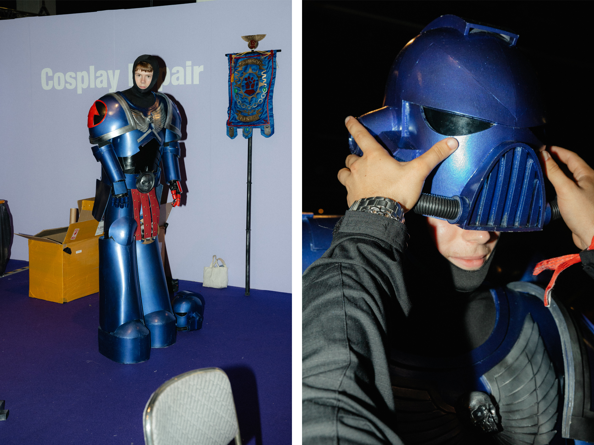 Ein junger Mann trägt eine blaue Rüstung eines Space Marine aus Warhammer 40K