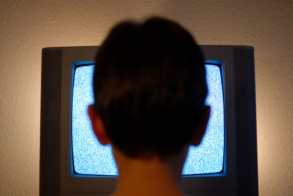 Televizorul m-a învățat cum arată o relație. Abia acum am realizat că era toxică