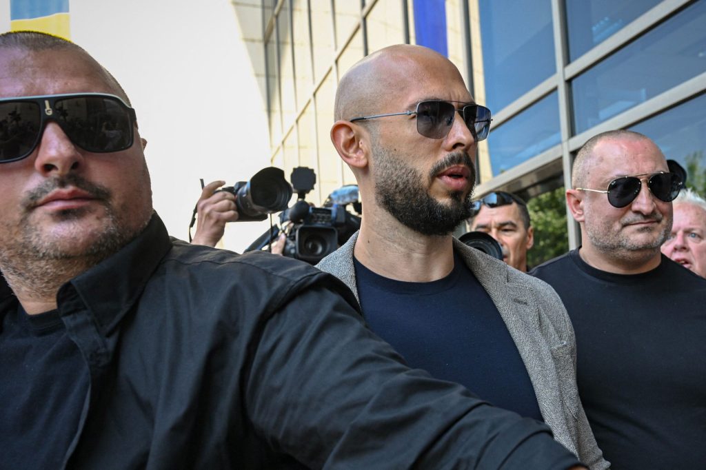 Susținătorii lui Andrew Tate au ajuns să le hărțuiască pe femeile care-l acuză de abuz chiar și live