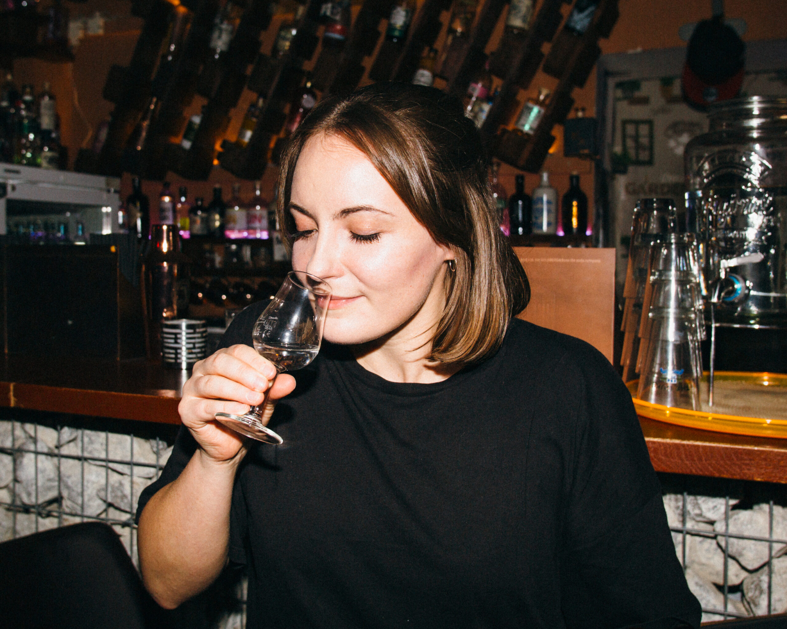 Die Autorin riecht an einem Probier-Gin