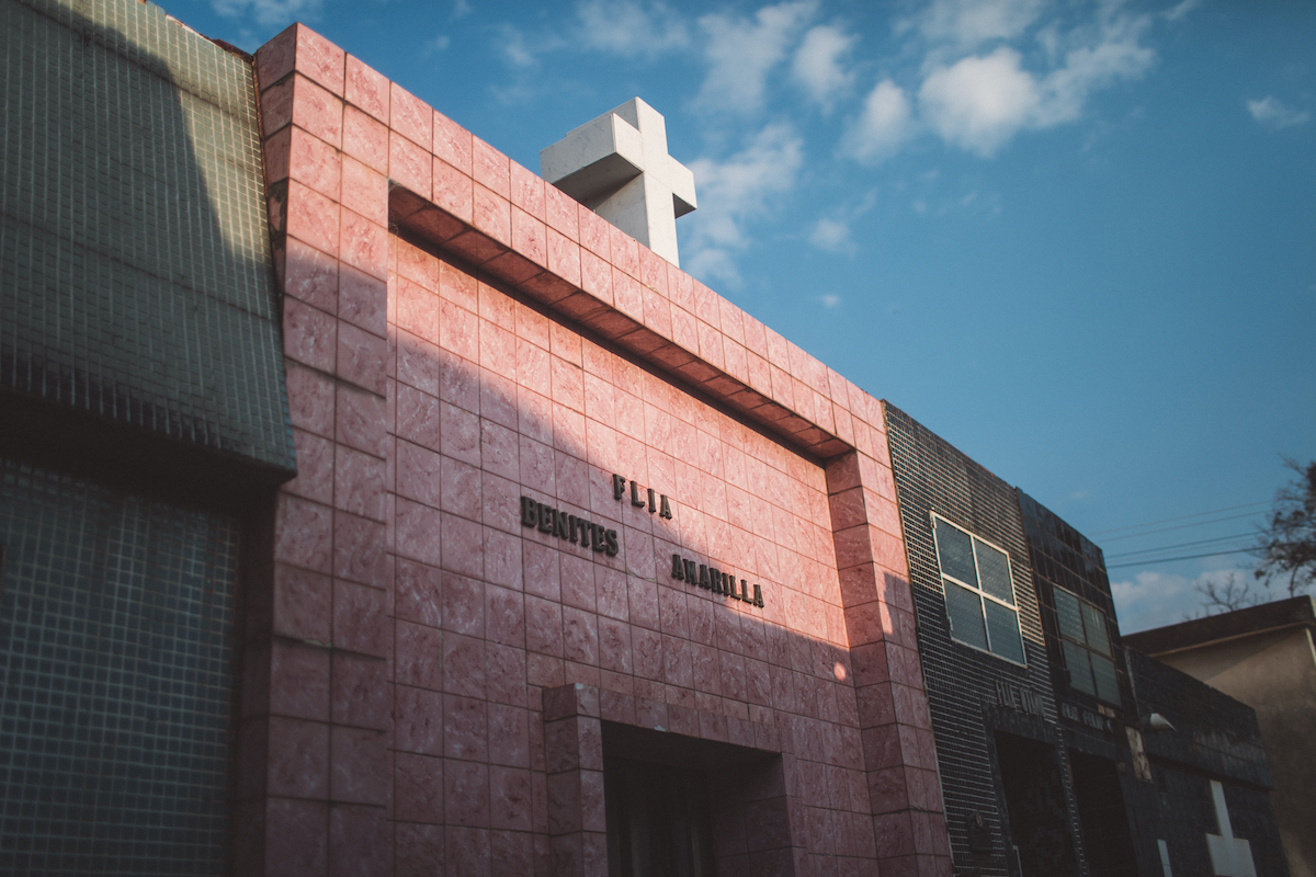 Tampak depan mausoleum berdinding keramik merah jambu