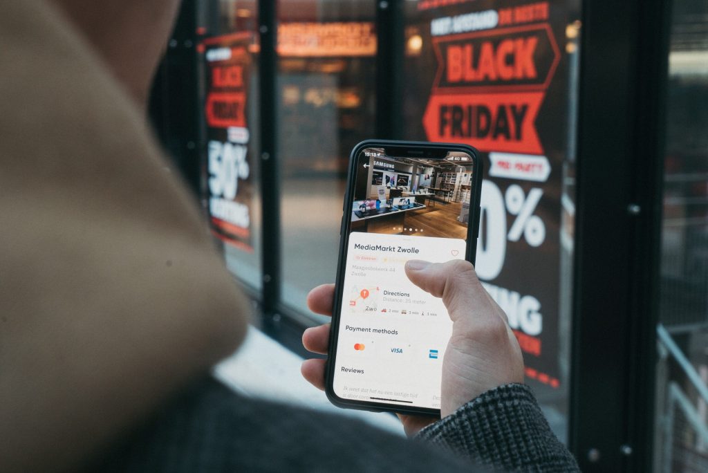Cât se muncește pentru Black Friday în România, la 12 ani de când a început