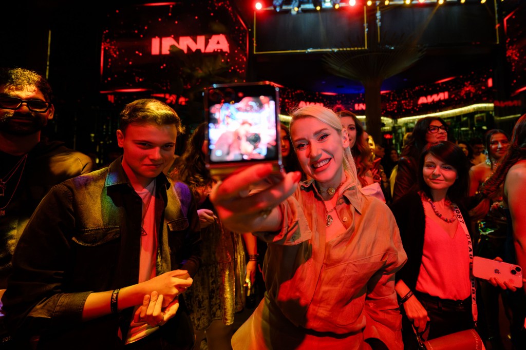 Cum au ajuns mai mulți români să renunțe la telefonul cu care au venit de acasă în timpul unui party Samsung