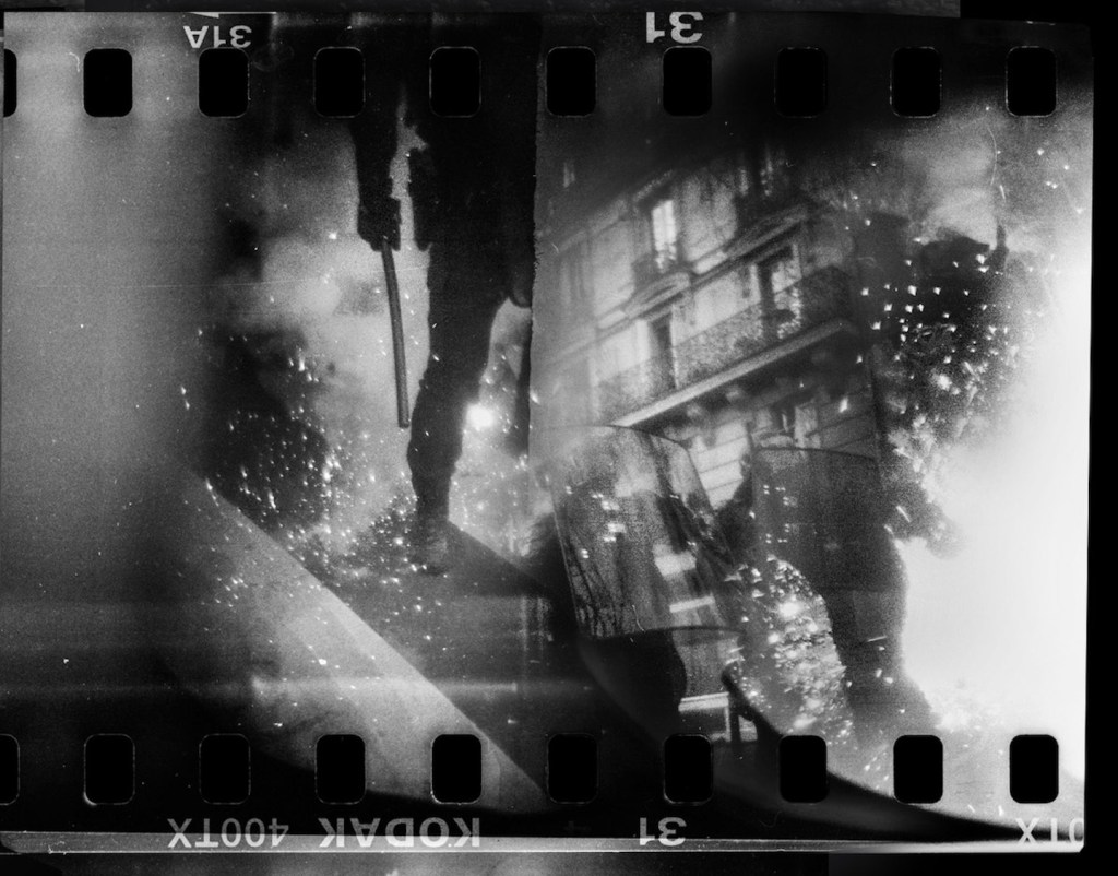 Dieser Fotograf hat eine Kamera aus Polizeigranaten gebaut, um Straßenschlachten zu fotografieren