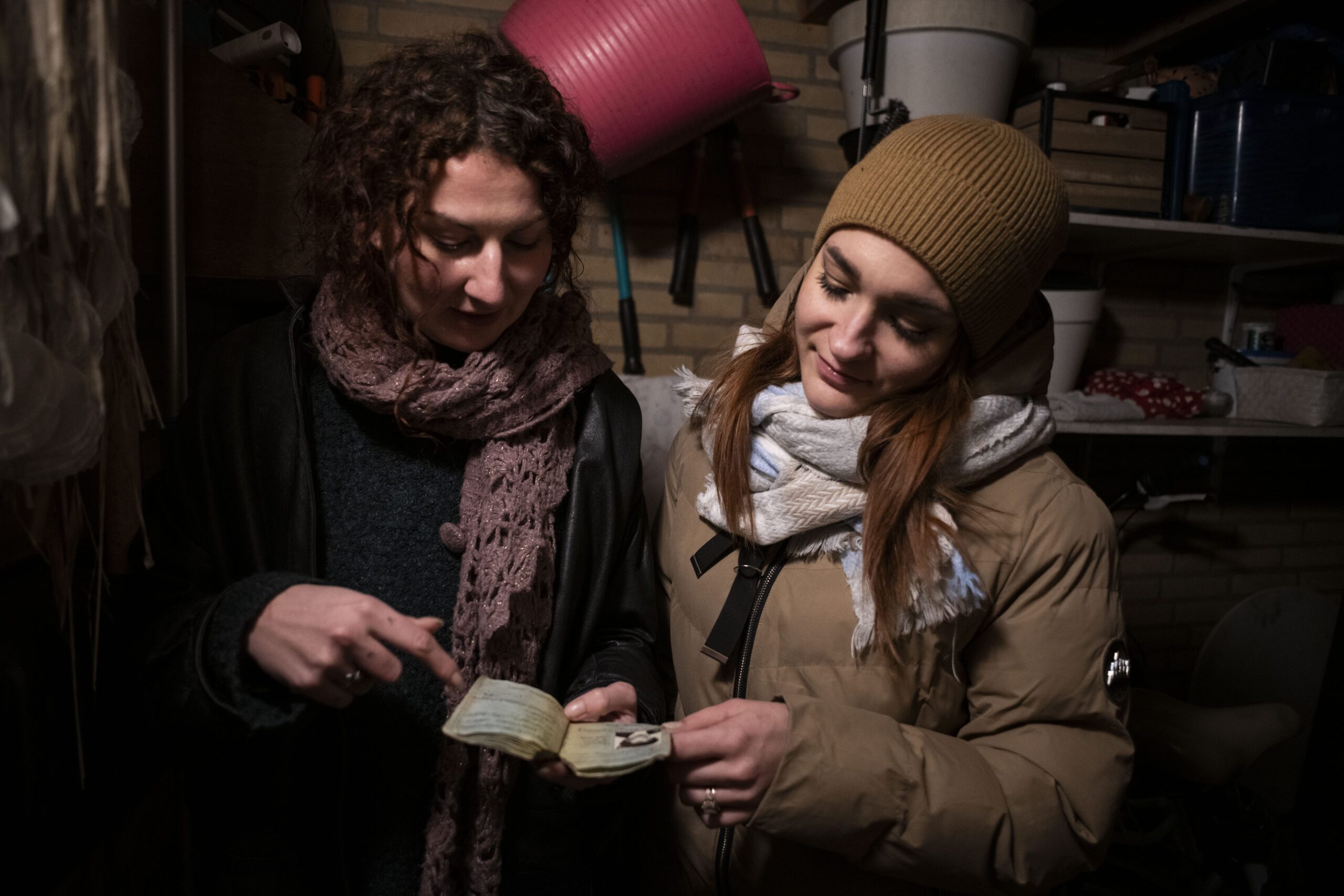 Naomi en Josephina in Sanders schuur