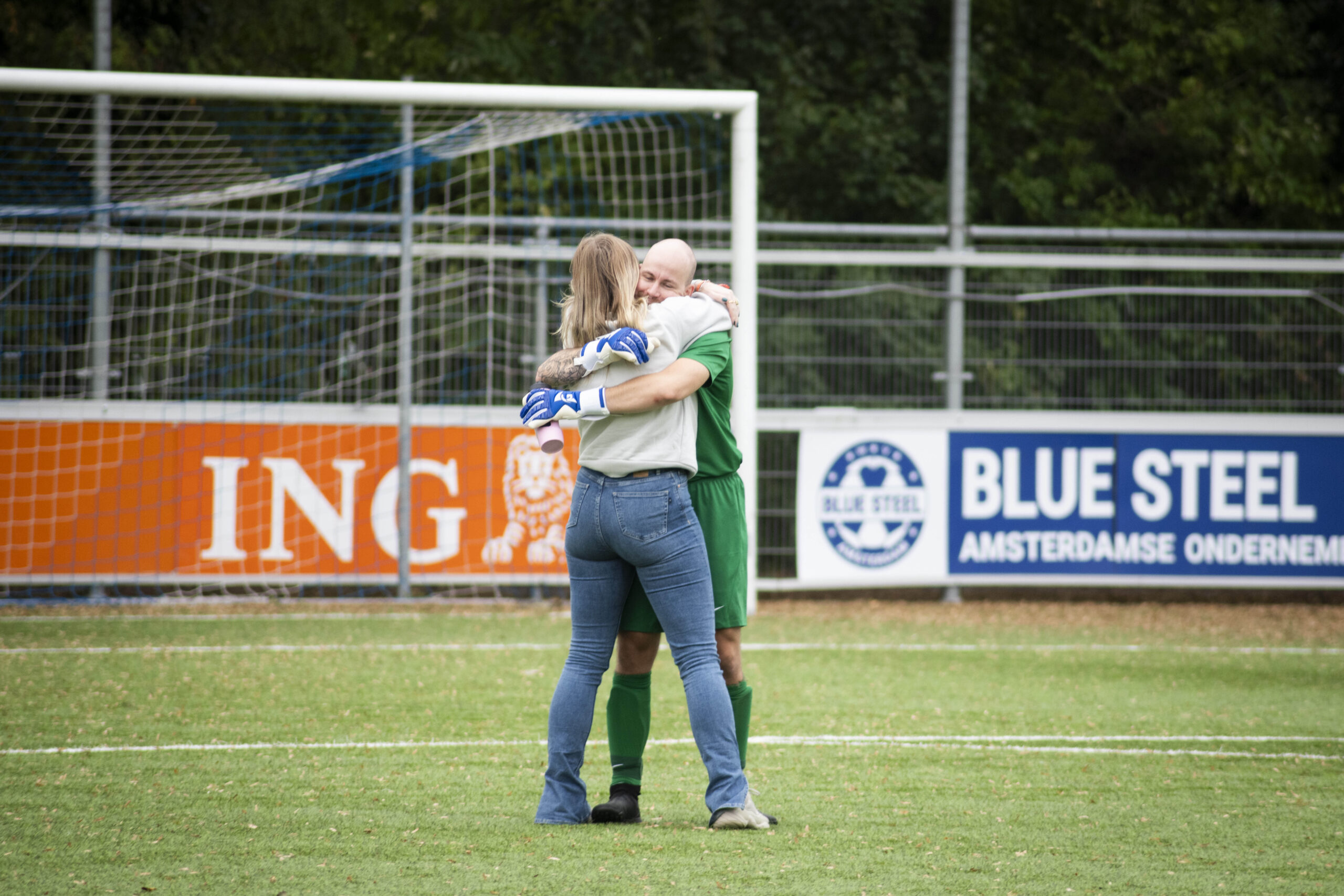 Jays knuffelt een teamgenoot