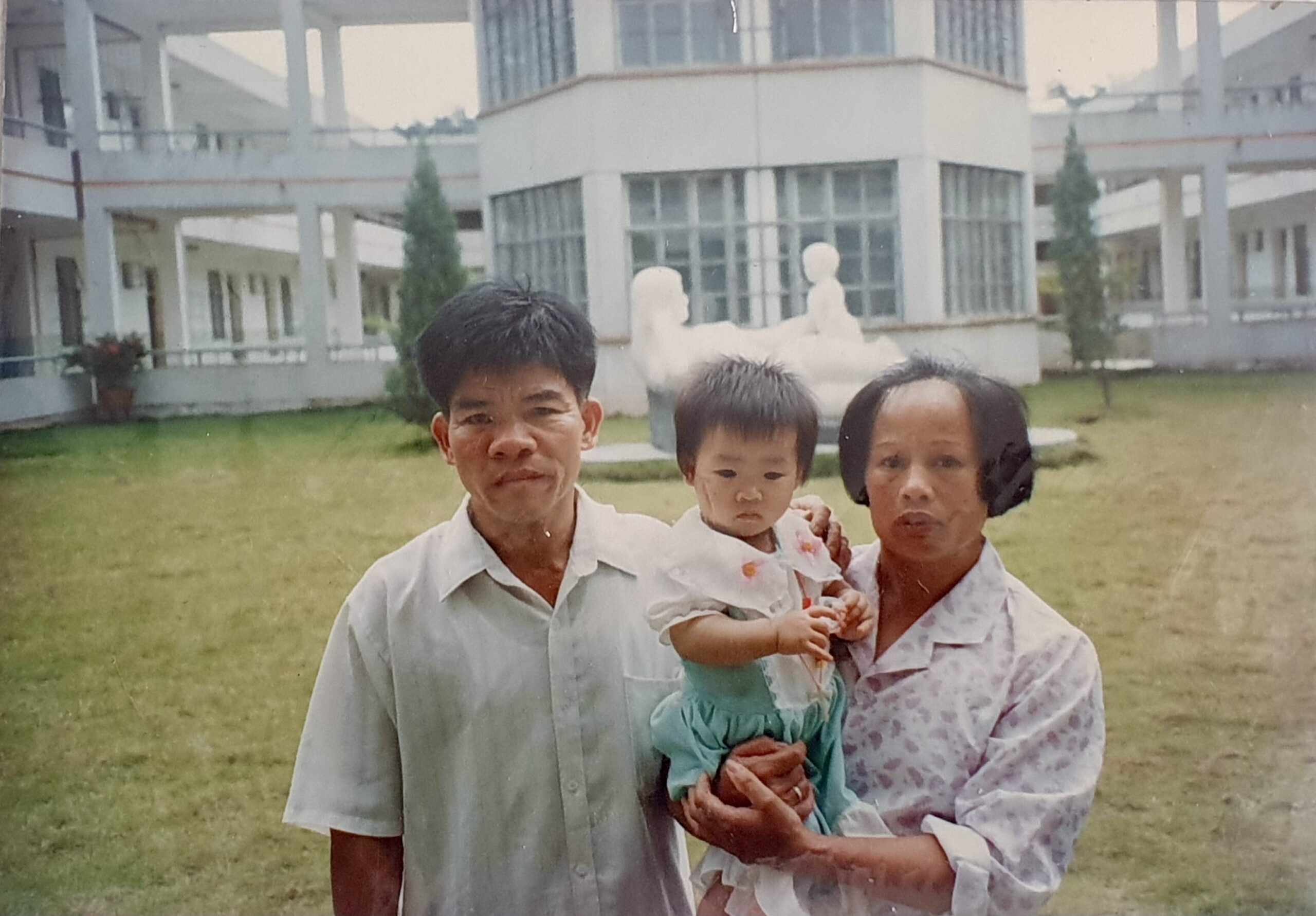 1998_ Xiangxia met pleegouders China.jpg