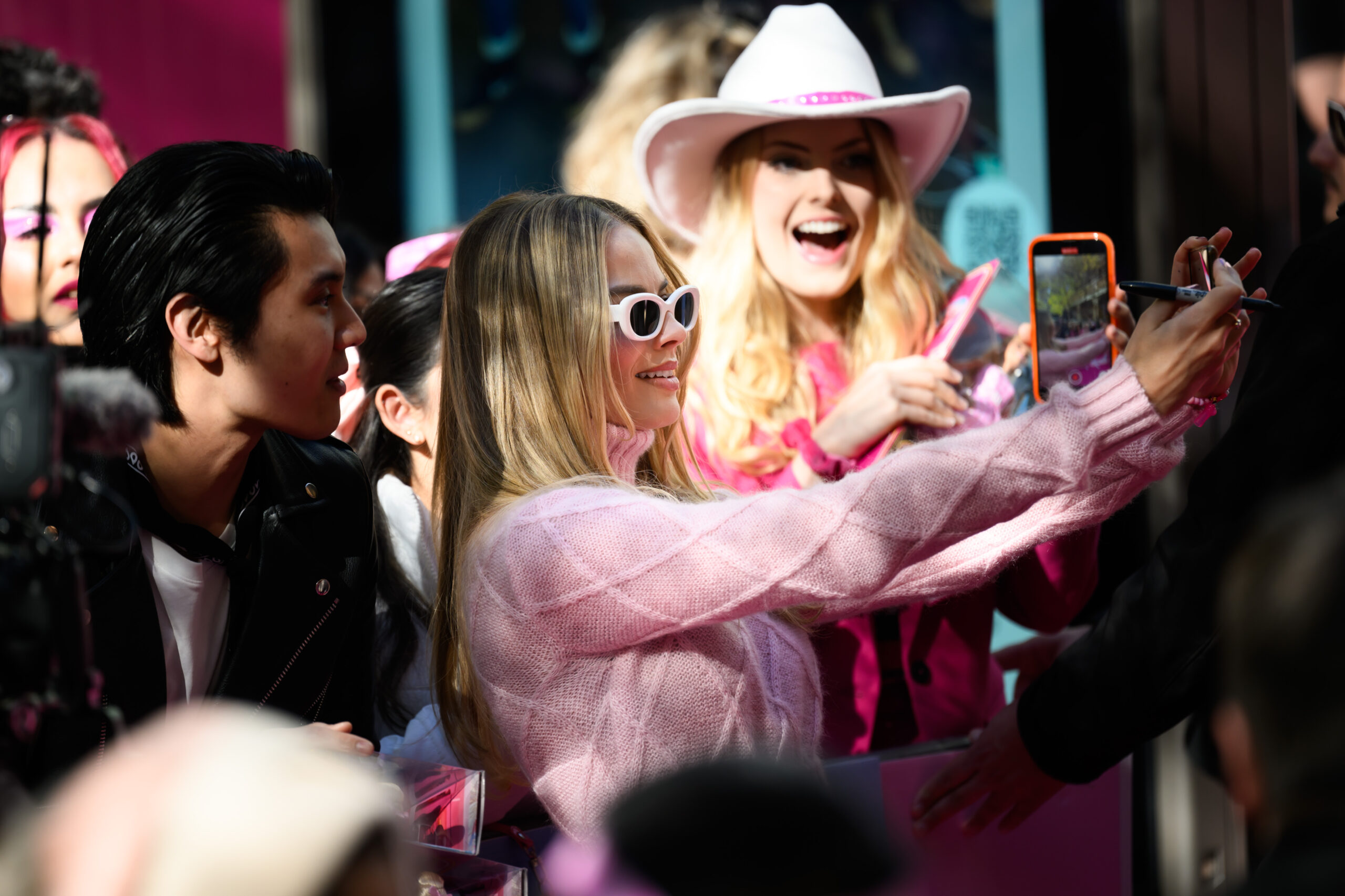 Margot Robbie takes photos with fans