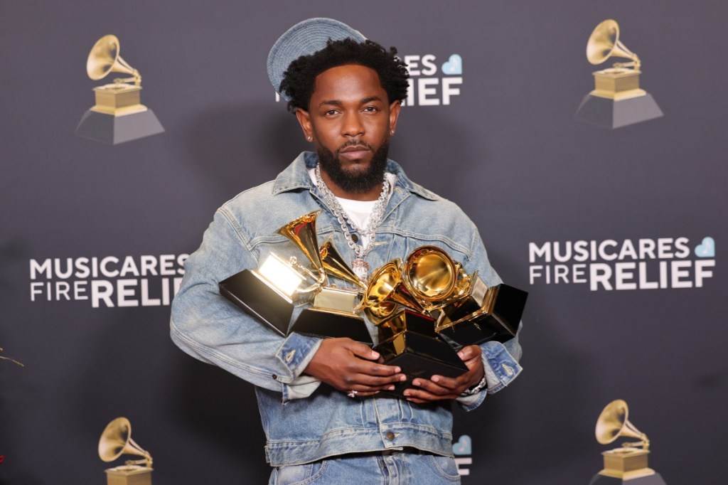 the-grammys-audience-sang-along-to-kendrick-lamars-not-like-us-as-he-accepted-the-award-for-record-of-the-year